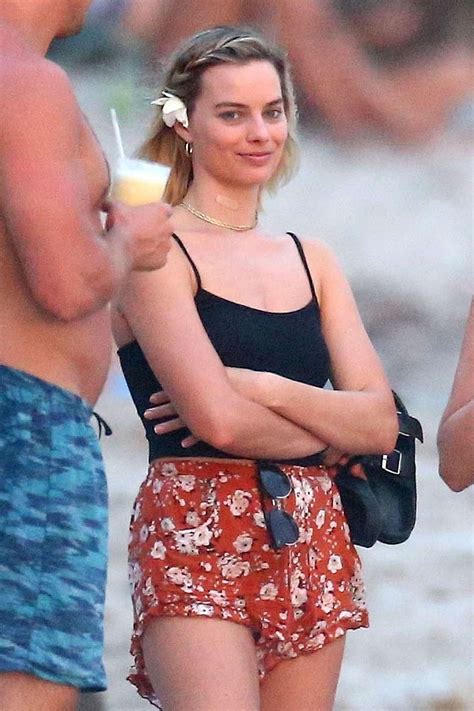 margit robbie bikini|Margot Robbie strips down to her bikini for wild 4th of July ...